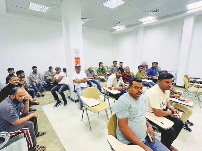 2مجموعة من أبناء الجالية في انتظار التبرع بالدم