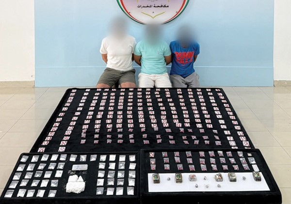 ضبط 3 متهمين بـ 2.2 كيلوغرام كوكايين وحشيش و5 آلاف كبسولة مخدرة