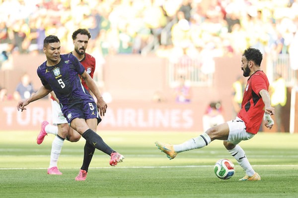 لاعب وسط البرازيل كاسيميرو يسدد على مرمى مصر