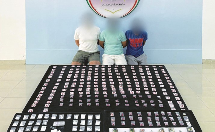 سقوط 3 متهمين بـ 2 2 كيلوغرام كوكايين وحشيش و5 آلاف كبسولة مخدرة في قبضة مكافحة المخدرات