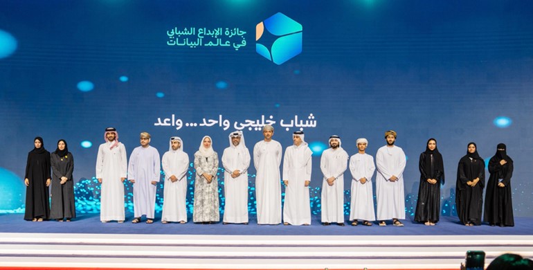 خلود العجمي مع المكرمين في صورة جماعية