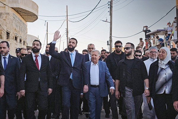 الرئيس السوري أحمد الشرع خلال زيارته عددا من المواقع السياحية والتراثية في جزيرة ‏أرواد بطرطوس