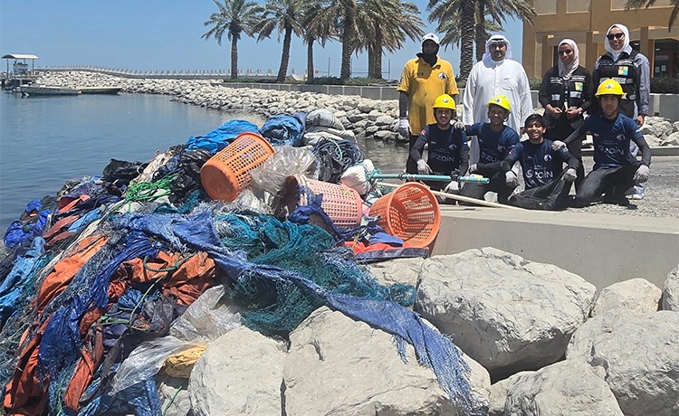 فريق الغوص يؤكد في يوم المحيطات العالمي التزامه البيئي بسلسلة حملات لتنظيف السواحل