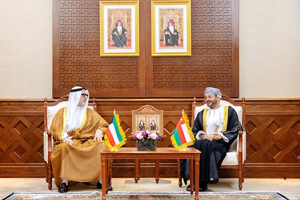 وزير الخارجية الشيخ جراح الجابر خلال اللقاء مع وزير خارجية سلطنة عمان بدر بن حمد البوسعيدي