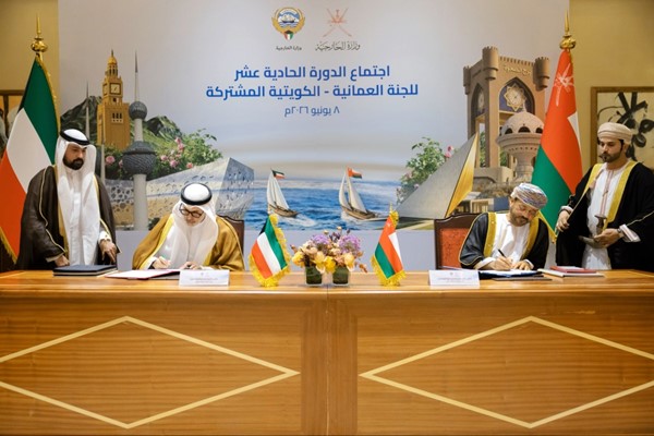 وزير الخارجية الشيخ جراح الجابر ووزير خارجية سلطنة عمان بدر بن حمد بن حمود البوسعيدي خلال توقيع مذكرة التفاهم