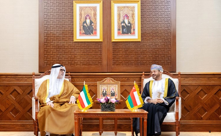 وزير الخارجية بحث مع نظيره العماني تطورات الأوضاع في المنطقة والجهود المبذولة بشأنها
