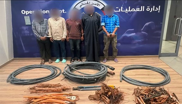 بالفيديو.. "الأمن الجنائي" يضبط (5) متهمين بسرقة الكيبلات الكهربائية ويغلق مخزناً مخالفاً لتخزين المسروقات
