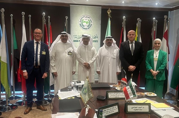  وزير الدولة للشؤون الاقتصادية والاستثمار رئيس مجلس الأمناء عبدالعزيز المرزوق مع أعضاء مجلس أمناء المعهد العربي للتخطيط 