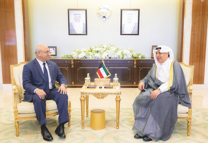 وزير شؤون الديوان الأميري الشيخ حمد جابر العلي مستقبلا
 سفير بنغلاديش سيد طارق حسين