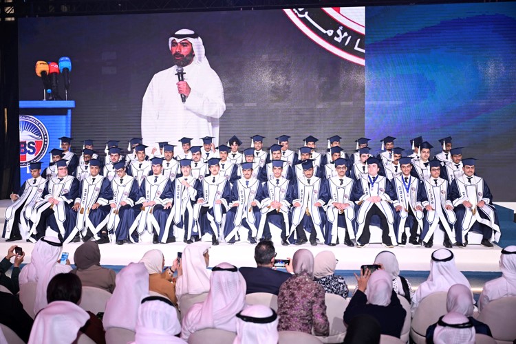 الخريجون في صورة جماعية خلال الحفل