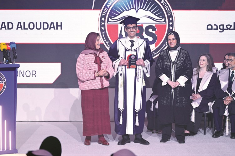 د.فايزة الخرافي وأريج الغانم خلال تكريم خريج