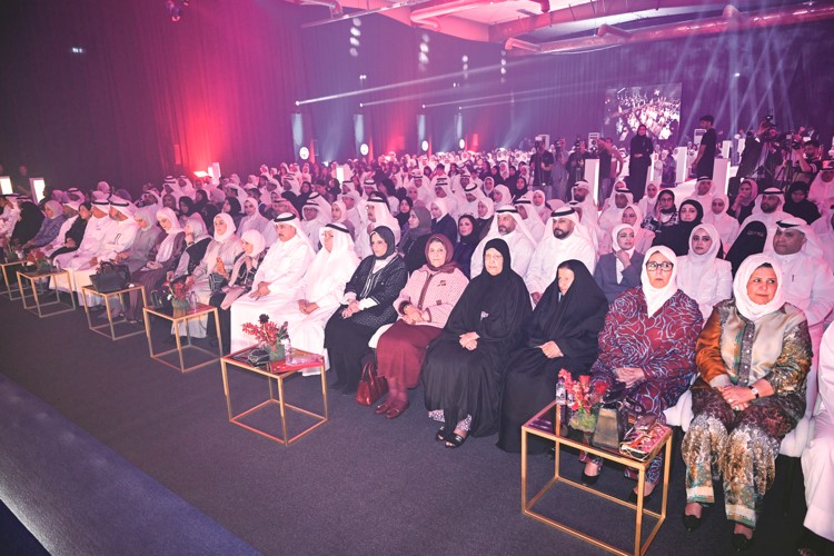 رئيسة مجلس أمناء مدرسة البكالوريا الأمريكية د.فايزة الخرافي ومديرة المدرسة أريج الغانم في مقدمة الحضور خلال الحفل 	(أحمد علي)