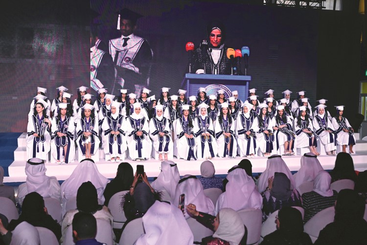 صورة جماعية لخريجات مدرسة البكالوريا الأمريكية