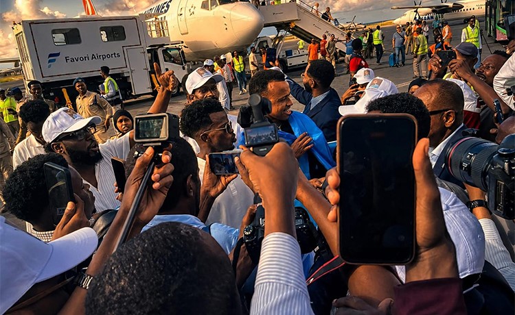استقبال حافل في مقديشو للحكم الصومالي عمر أرتان بعد منعه من دخول الولايات المتحدة