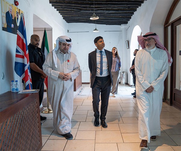 السفير البريطاني يزور بيت ديكسون ويطلع على جانب من التراث الكويتي - البريطاني