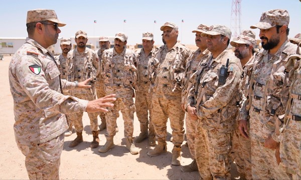 نائب رئيس الأركان العامة للجيش اللواء الركن طيار الشيخ صباح الجابر خلال الجولة