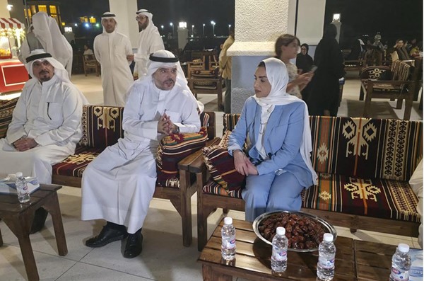 وزيرة الشؤون ووكيل الوزارة اثناء افتتاح مقهي الشميمري