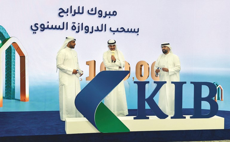 لحظة تتويج الفائز بجائزة 100 ألف دينار بسحب الدروازة