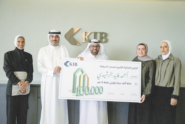 فريق البنك يستقبل أحمد الرشيدي الفائز بمبلغ 100 ألف دينار ويسلمه شيك الجائزة