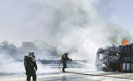 وفاة شخص في تصادم وانقلاب وحريق صهريج