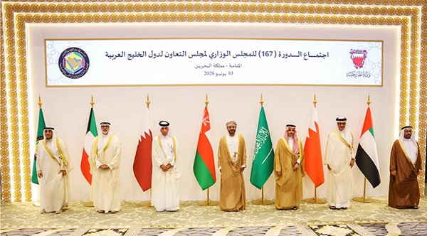  وزير الخارجية الشيخ جراح الجابر متوسطا وزير الدولة في الإمارات خليفة شاهين المرر ووزير الخارجية البحريني د.عبداللطيف الزياني ووزير الخارجية السعودي صاحب السمو الأمير فيصل بن فرحان ووزير الخارجية العماني بدر البوسعيدي ووزير الدولة للشؤون الخارجية في قطر سلطان بن سعد المريخي والأمين العام لجامعة الدول العربية جاسم البديوي