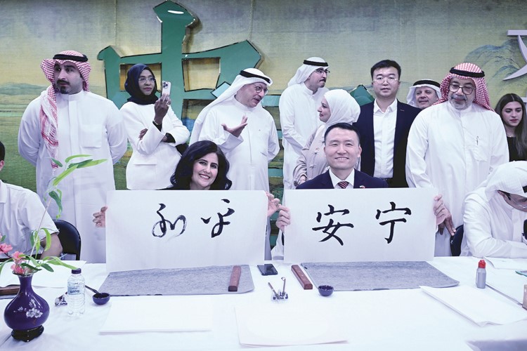 نائب السفير الصيني ليو شانغ والأمينة العامة المساعدة لقطاع الآثار الإسلامية بالتكليف الشيخة د.العنود الصباح خلال الاحتفال 	(متين غوزال)