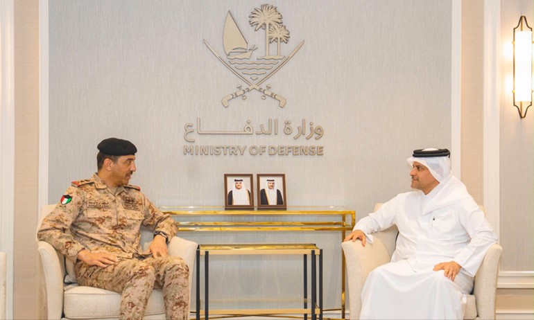 نائب رئيس الوزراء ووزير الدولة لشؤون الدفاع في قطر الشيخ سعود بن عبدالرحمن آل ثاني مستقبلا رئيس الأركان الفريق الركن خالد الشريعان