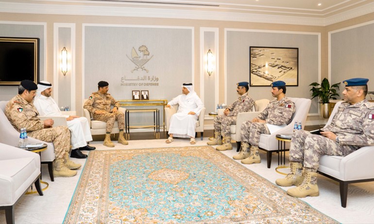 جانب من استقبال نائب رئيس الوزراء ووزير الدولة لشؤون الدفاع في قطر الشيخ سعود بن عبدالرحمن بن حسن آل ثاني لرئيس الأركان الفريق الركن خالد الشريعان والوفد المرافق