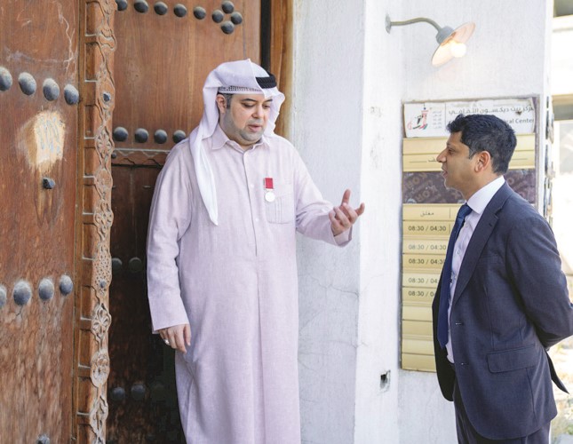 السفير البريطاني قدسي رشيد والباحث بالعلاقات الكويتية - البريطانية عيسى دشتي خلال جولة داخل بيت ديكسون