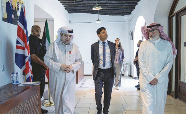 سفير بريطانيا زار «بيت ديكسون» واطلع على جانب من التراث الكو