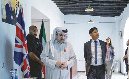 سفير بريطانيا زار «بيت ديكسون» واطلع على جانب من التراث الكويتي - البريطاني