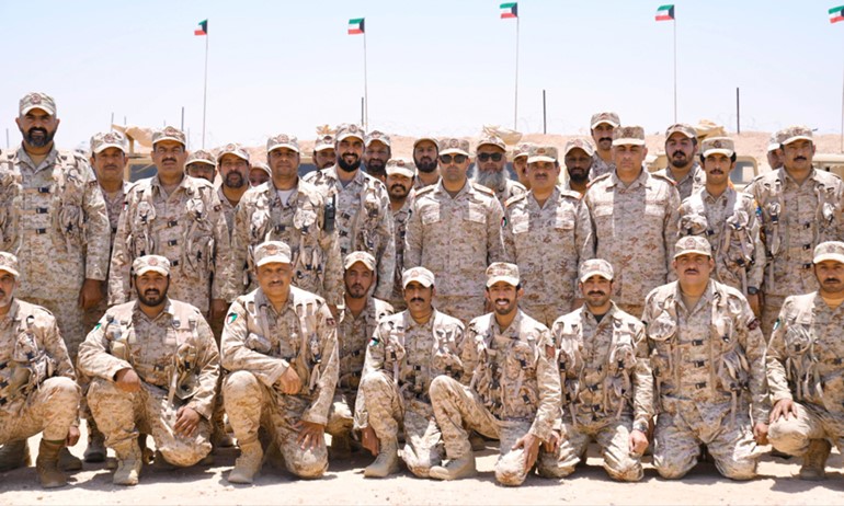 نائب رئيس الأركان العامة للجيش اللواء الركن طيار الشيخ صباح الجابر مع عدد من منتسبي الجيش