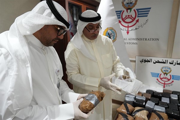 "الجمارك" تحبط إدخال 86 كيلوغراماً من المخدرات عبر إدارة جمارك الشحن الجوي قادمة من المملكة المتحدة