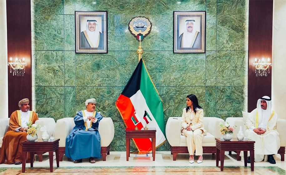 وزيرة الأشغال تبحث مع وزير النقل العماني تعزيز التعاون