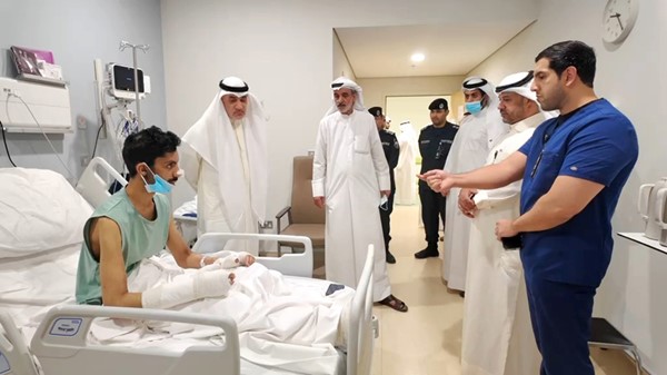 النائب الأول لرئيس مجلس الوزراء ووزير الداخلية الشيخ فهد اليوسف يطمئن على حالة المصاب عايض العتيبي