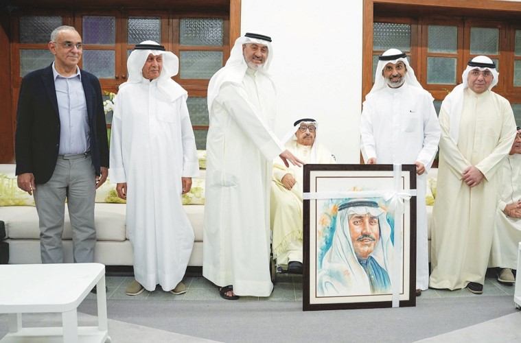 محمد المرزوق يسلم شادي الخليج لوحة فنية مهداة من لوياك بريشة الفنان إبراهيم عطية