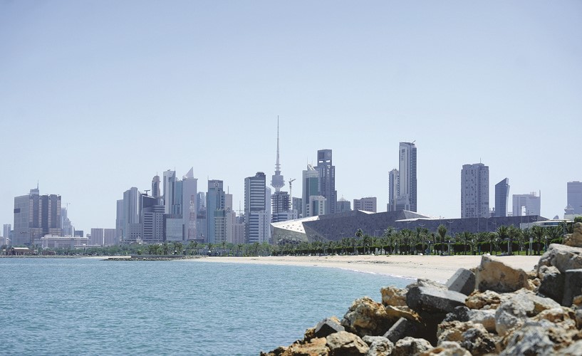 طقس العطلة شديد الحرارة نهارا ورياح مثيرة للغبار