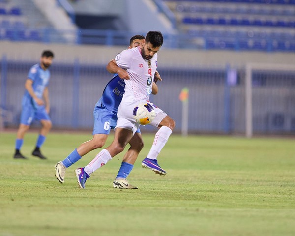 فيصل زايد يسيطر على الكرة أمام لاعب السالمية أحمد بومريوم