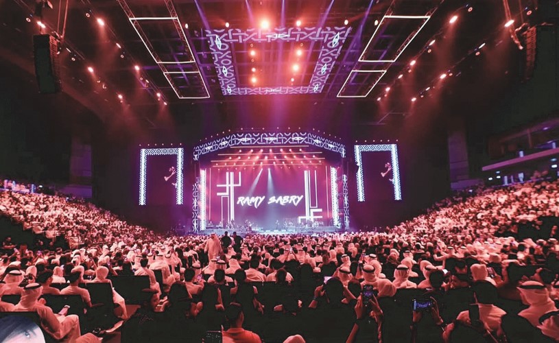 بالفيديو آدم يغني لعبدالله الرويشد ورامي جمهور الكويت Active
