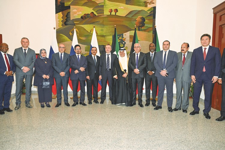 السفير الروسي فلاديمير جيلتوف متوسطا سفراء البحرين صلاح المالكي والمغرب علي ابن عيسى واليمن د.علي منصور بن سفاع وتونس محمد كريم بودالي وتركيا طوبى سونمز وبعض الحضور