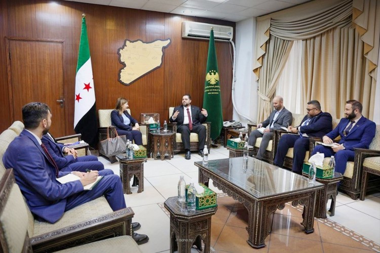جانب من اجتماع وزير الأشغال والإسكان مصطفى عبدالرزاق مع وفد من مفوضية الأمم المتحدة لشؤون اللاجئين (سانا)