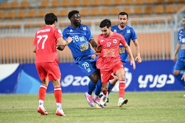  صراع على الكرة بين لاعب الفحيحيل سلمان البوص ولاعب التضامن جوناثان بومبو