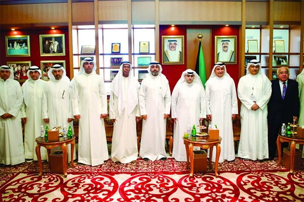 وزير الدولة لشؤون الإسكان م.عبد اللطيف المشاري وخالد الشملان في لقطة جماعية مع المشاركين في الملتقى
