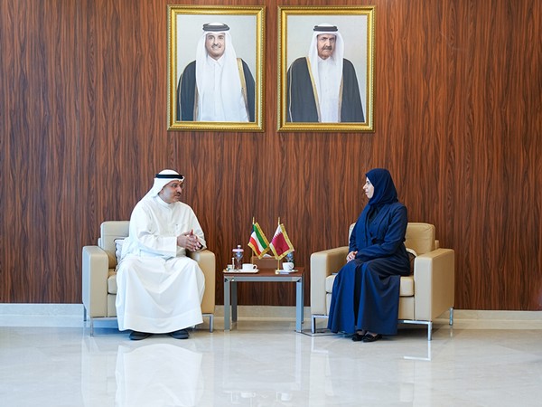 وكيل وزارة التعليم العالي د.بدر البصيري مع وزيرة التربية والتعليم والتعليم العالي القطرية لولوة الخاطر