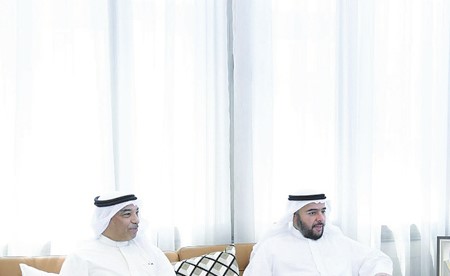 محافظ الفروانية الشيخ عذبي الناصر مستقبلا نائب رئيس اتحاد شركات التنظيف خالد المضاحكة وأمين سر الاتحاد عصام الحشاش