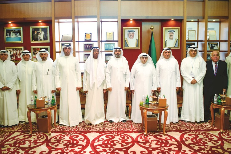 وزير الدولة لشؤون البلدية ووزير الدولة لشؤون الإسكان م.عبد اللطيف المشاري وخالد الشملان وعصام الصقر في لقطة جماعية مع المشاركين في الملتقى