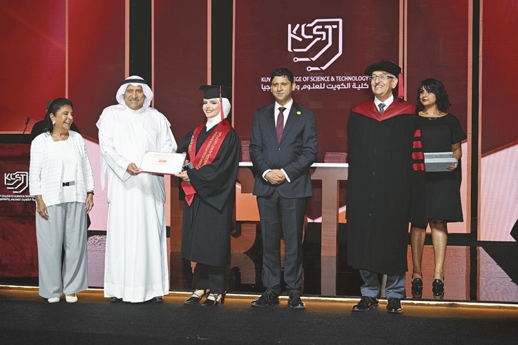 رئيسة مجلس أمناء كلية الكويت للعلوم والتكنولوجيا السفيرة نبيلة الملا والأمين العام للأمانة العامة لمجلس الجامعات الخاصة د.جاسم العلي وسفير المملكة المتحدة قدسي رشيد ورئيس الكلية البروفيسور خالد البقاعين خلال تكريم إحدى الخريجات