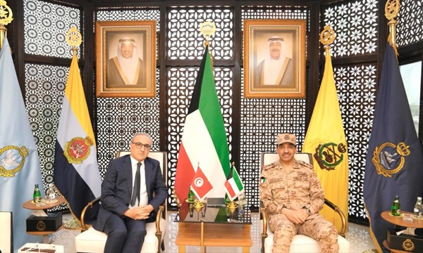 رئیس الأركان الفریق الركن خالد الشریعان مستقبلا السفیر التونسي محمد كريم البودالي