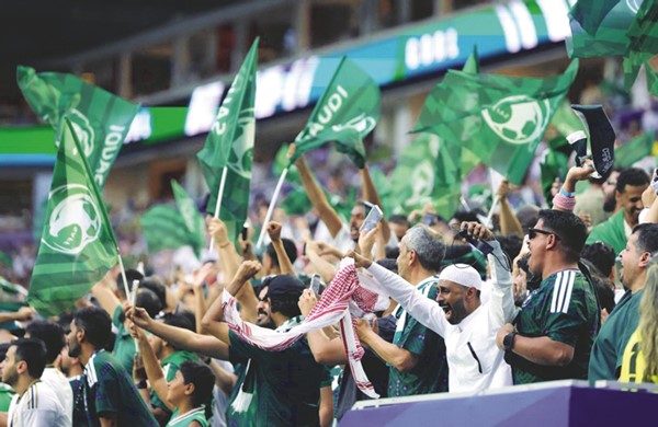 فرحة الجماهير السعودية بهدف التقدم على أوروغواي