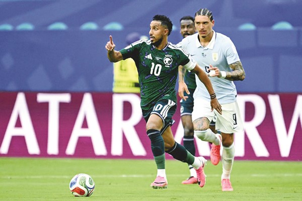 سالم الدوسري يمر من لاعب أوروغواي